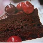 шоколадный торт с вишнями