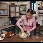 Юлия Высоцкая готовит лимонный торт Жираф