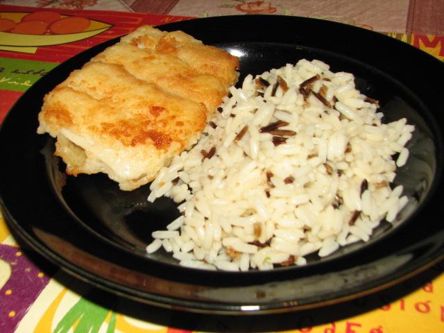 Жарено вареный рис. Жареная рыба с рисом. Рыба запеченная с рисом. Рыба в кляре с рисом. Рис с филе рыбы.