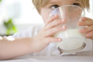 ребенок пьет молоко из стакана