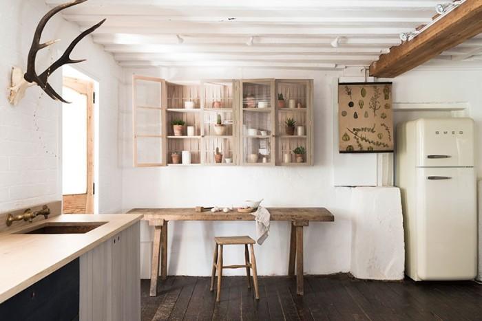 маленькая кухня с интерьером в скандинавском стиле