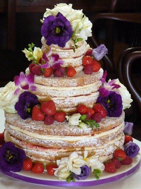 голый торт с цветочно-ягодной композицией для летней свадьбы