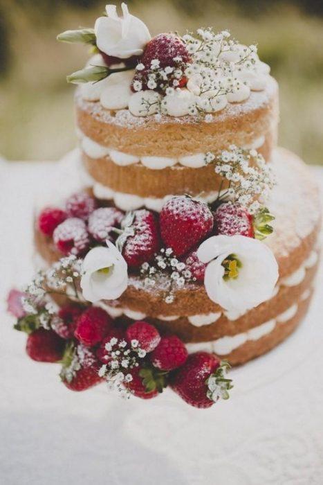 голый свадебный торт с цветами и ягодами