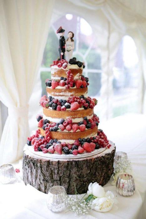 открытые свадебные торты с лесными ягодами