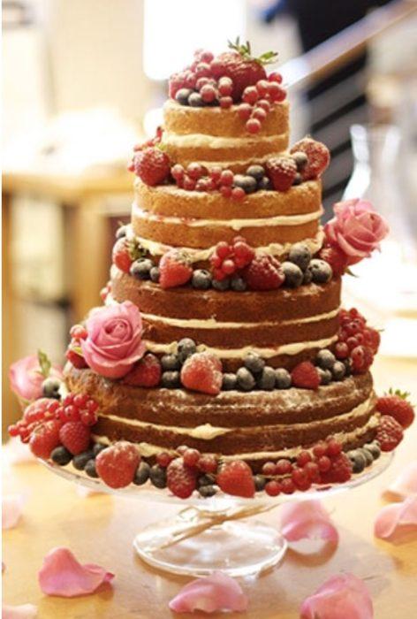 круглый открытый свадебный торт с ягодами