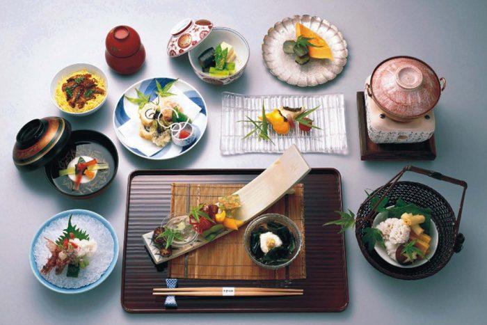 японские блюда на столе